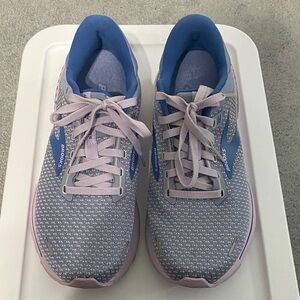 Like new! Womens Brooks Adrenaline GTS 22 Running Sneakers
